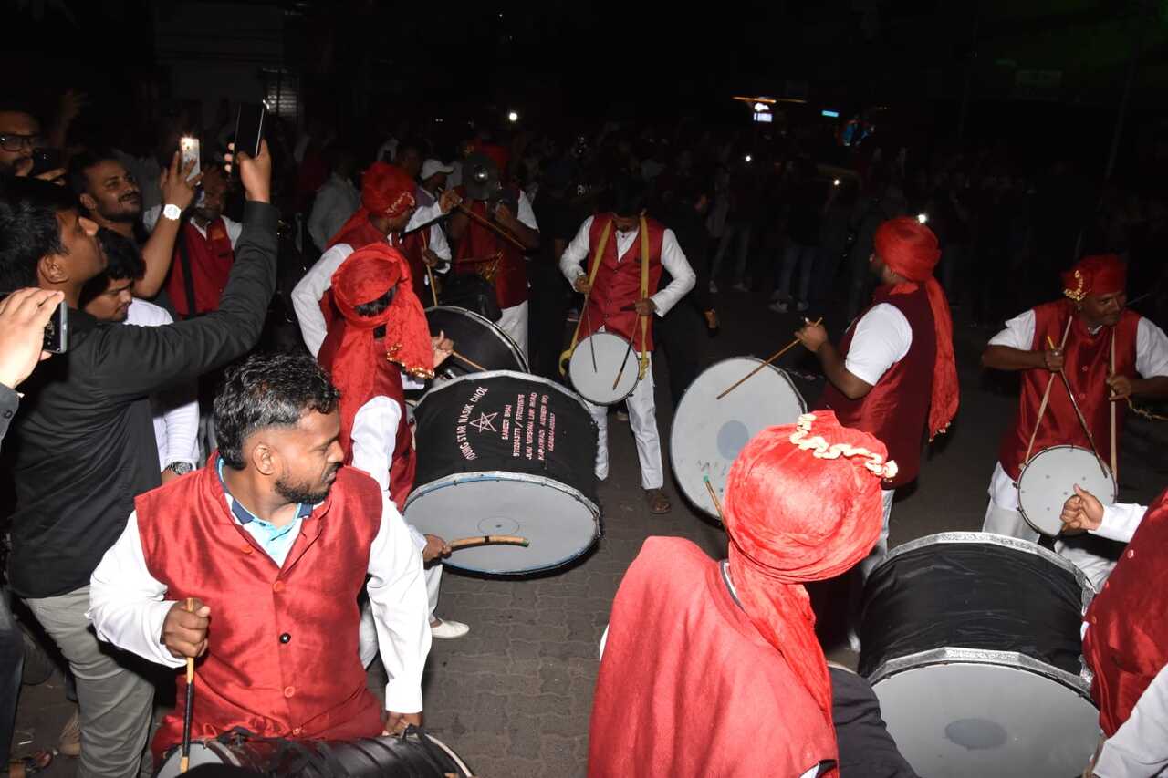 People welcomed Jawan with dhol